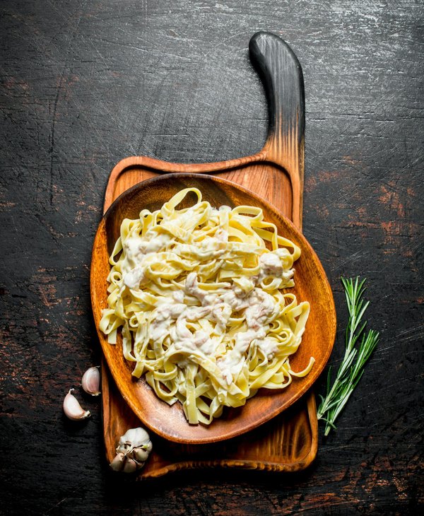 Quelles astuces pour une sauce carbonara italienne authentique sans crème ?